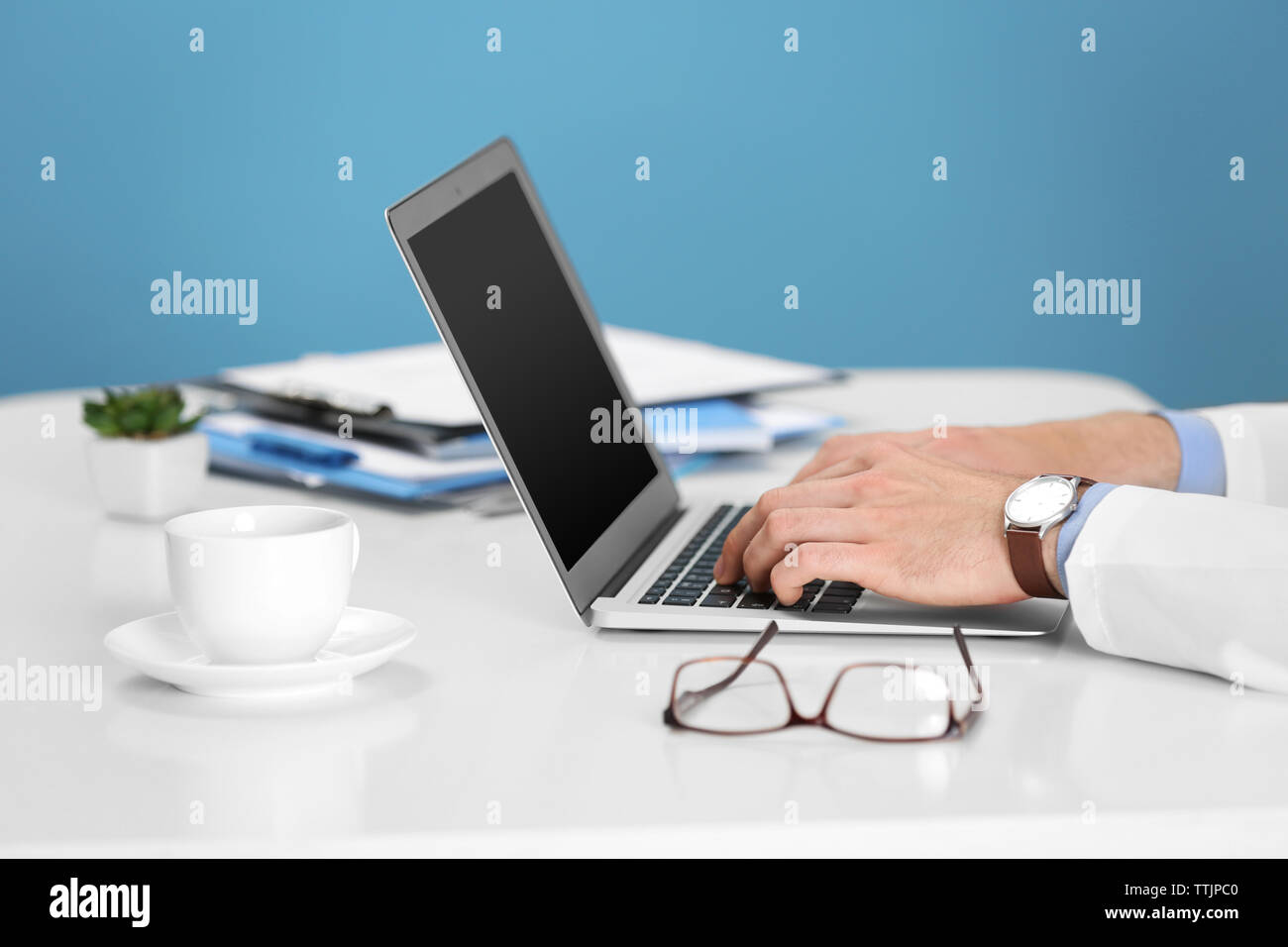 Doctor male working green screen hi-res stock photography and images ...