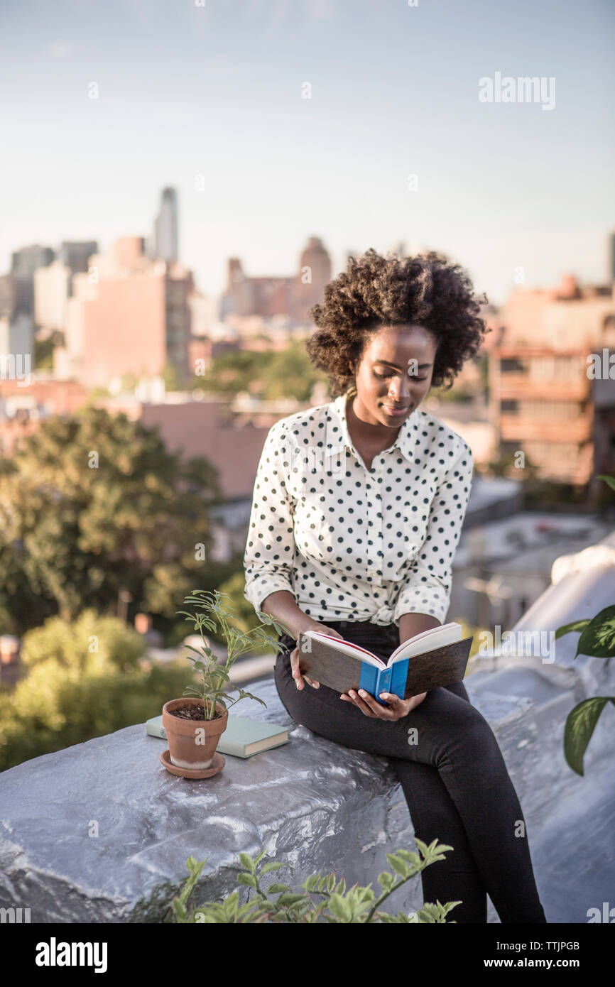 Reading smiling hi-res stock photography and images - Alamy