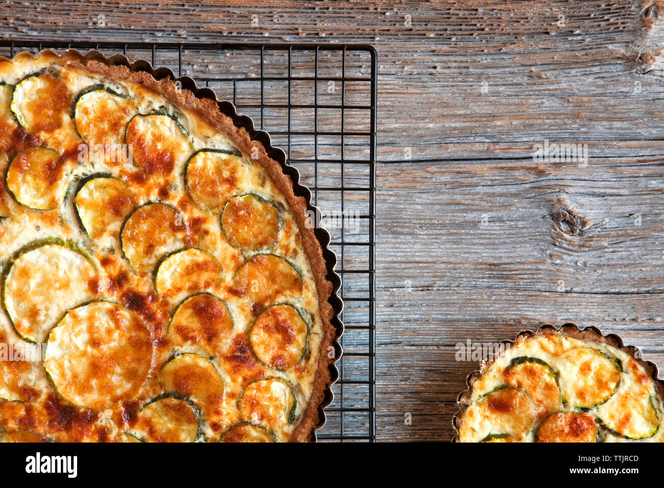 Overhead view of pie in tray on cooling rack Stock Photo - Alamy