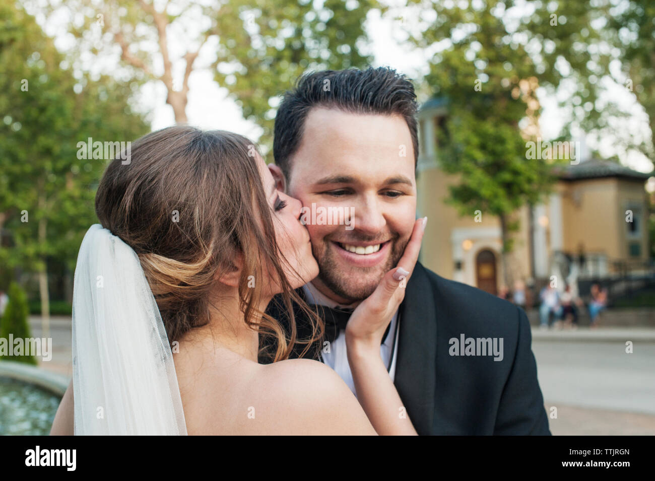 Man suit woman kissing hi res stock photography and images Alamy