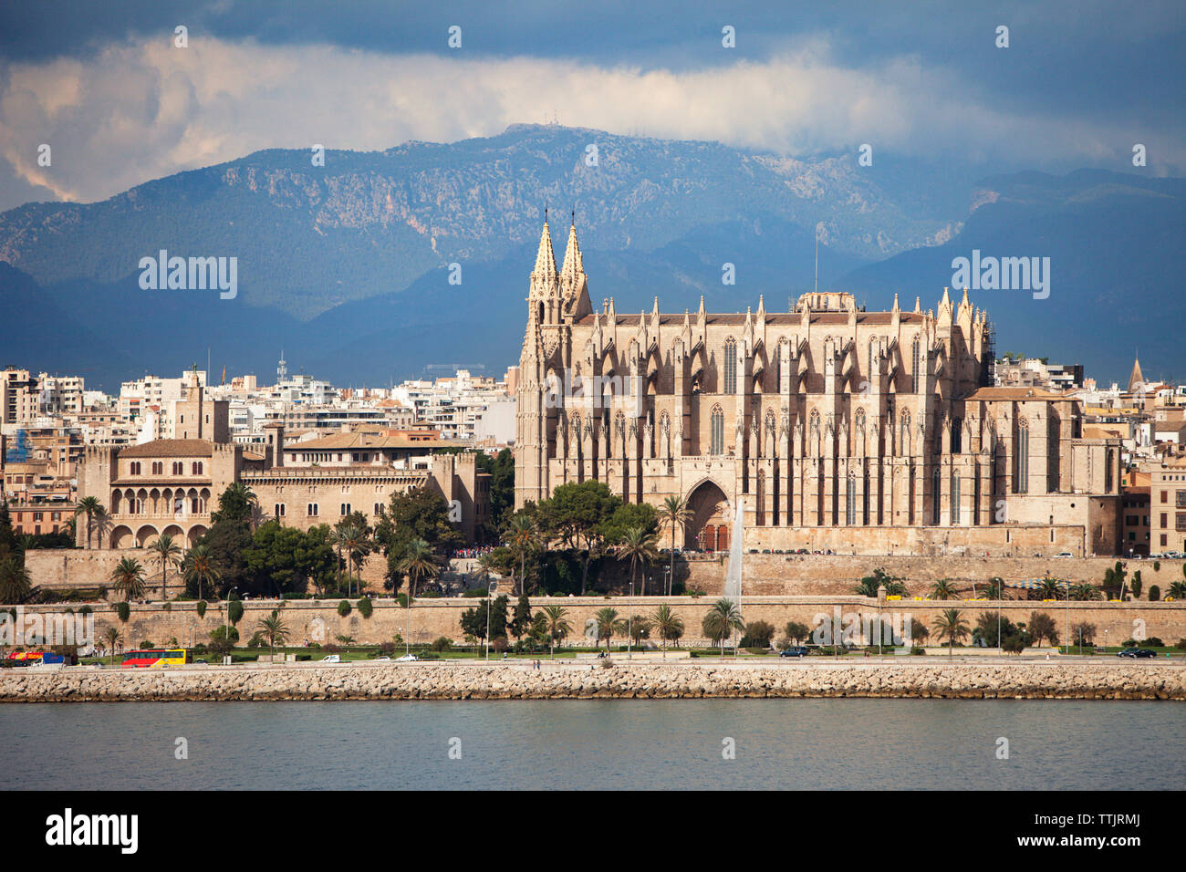 Lake by duomo Di Milano against mountain Stock Photo