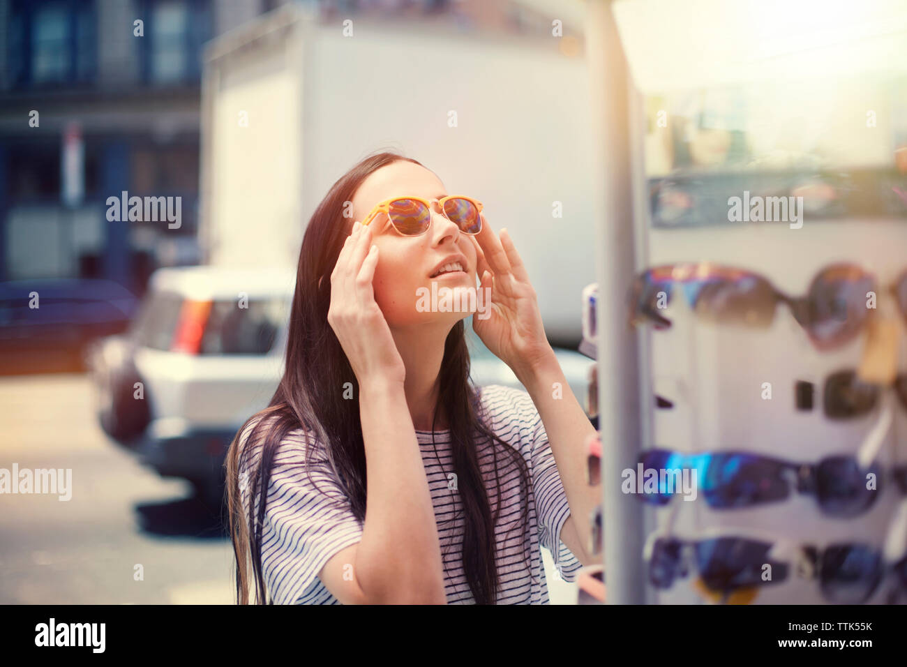 Woman wearing sunglasses hi-res stock photography and images - Alamy