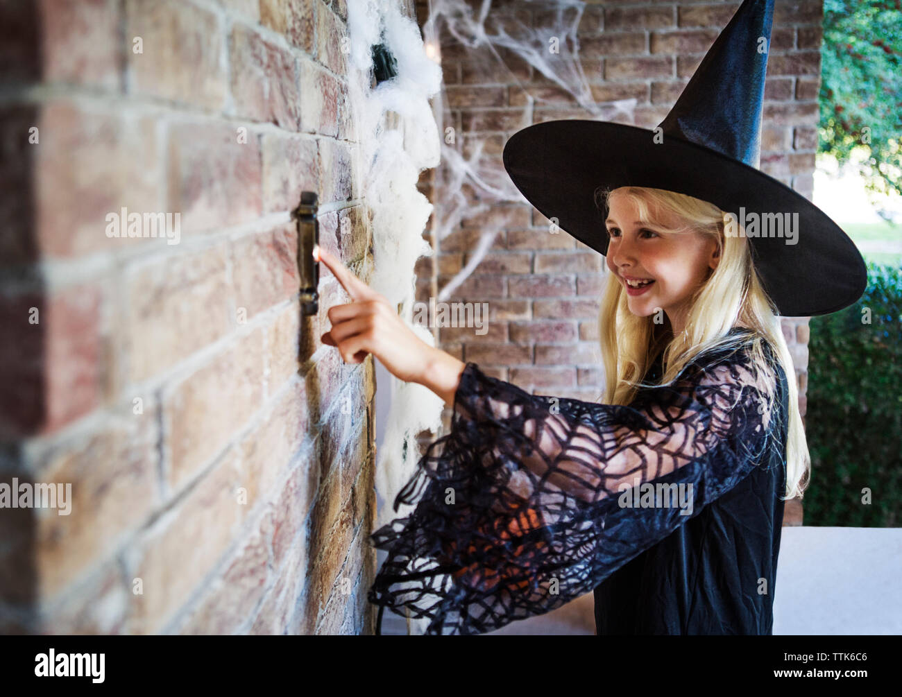 Girl witch hat hi-res stock photography and images - Alamy