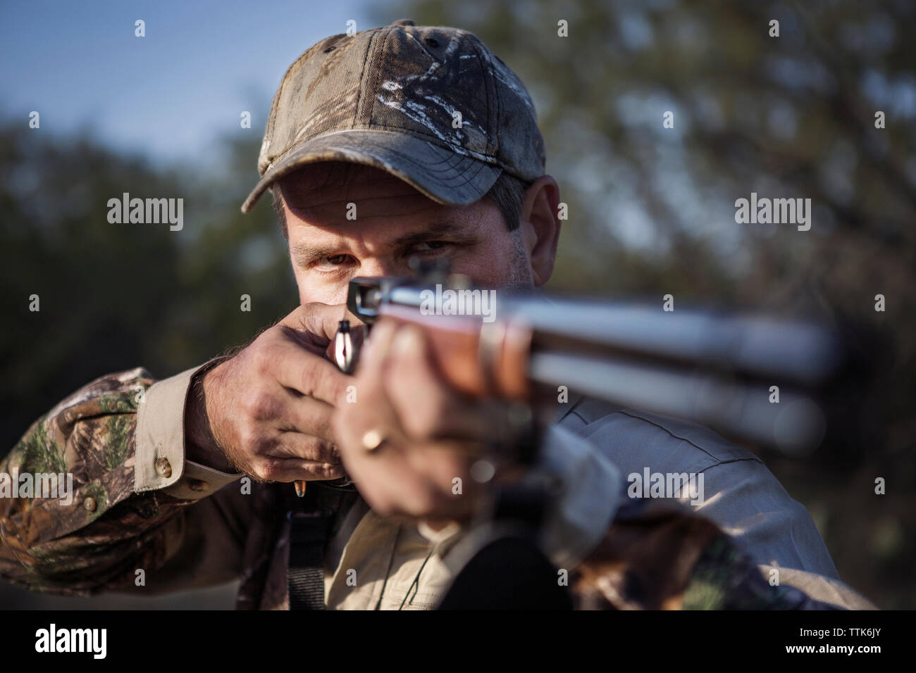 Man aiming rifle hi-res stock photography and images - Alamy