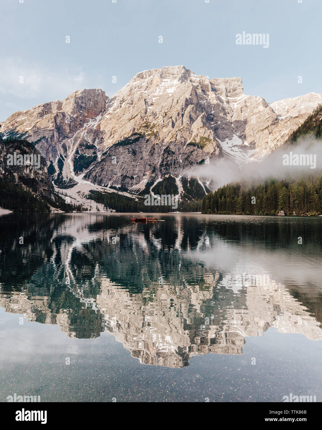 Fog lake mountain trees hi-res stock photography and images - Alamy