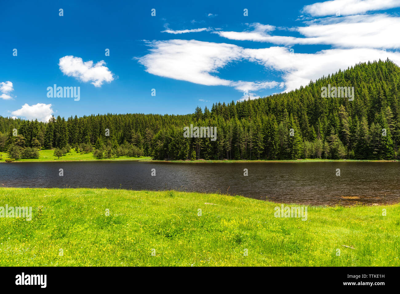 Beautiful mountain green lake hi-res stock photography and images - Alamy