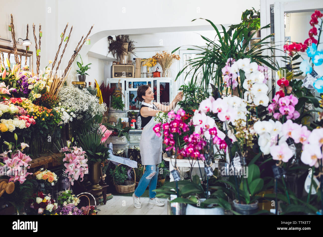 Female florist working in flower shop Stock Photo - Alamy