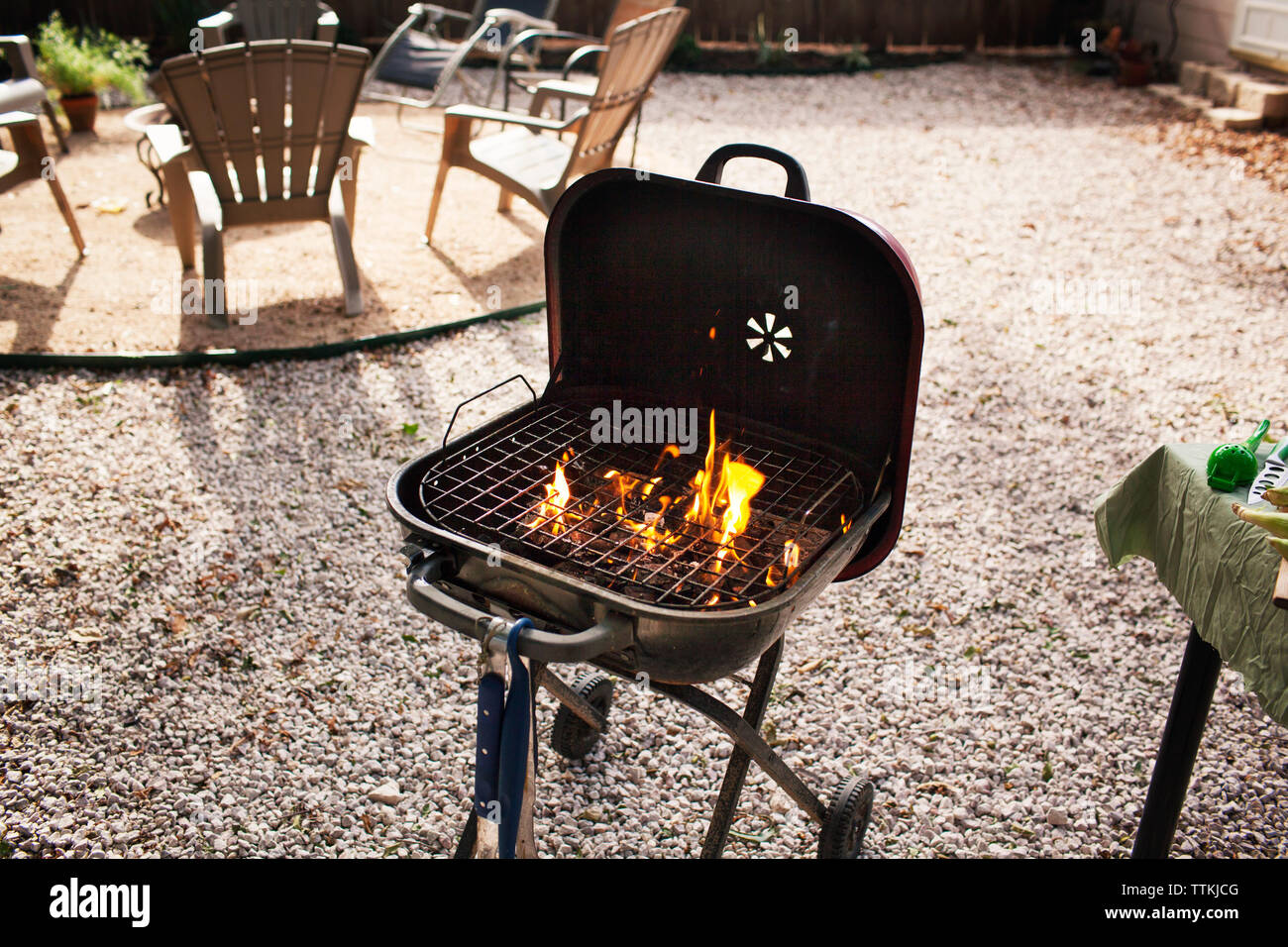 Grill fire yard hi-res stock photography and images photo pic