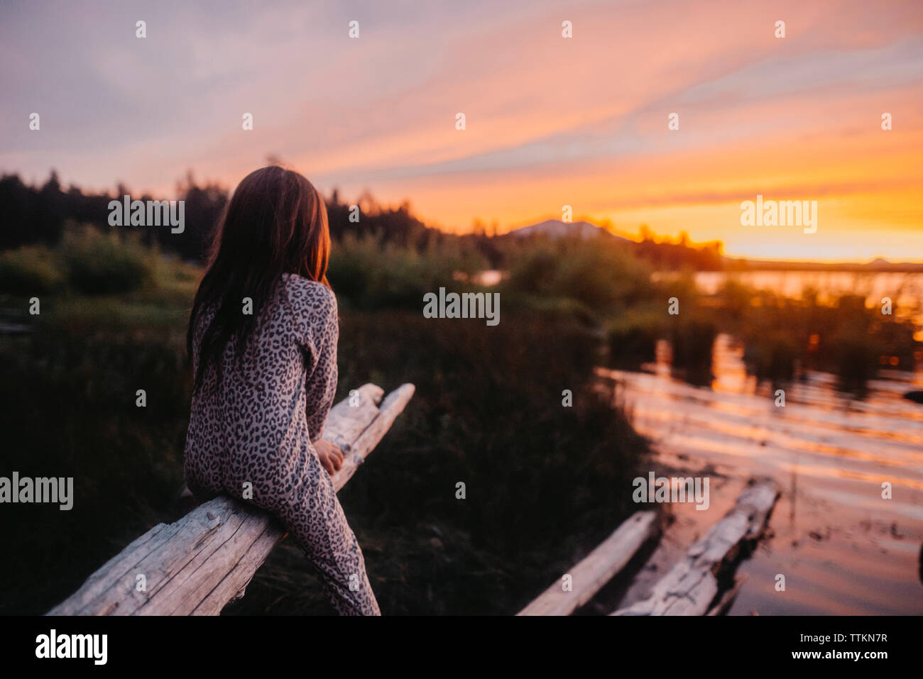 Girl sitting watching the sunset hi-res stock photography and images ...