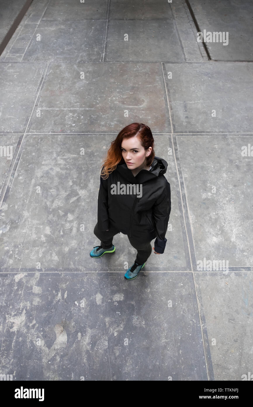 Woman standing city hi-res stock photography and images - Alamy