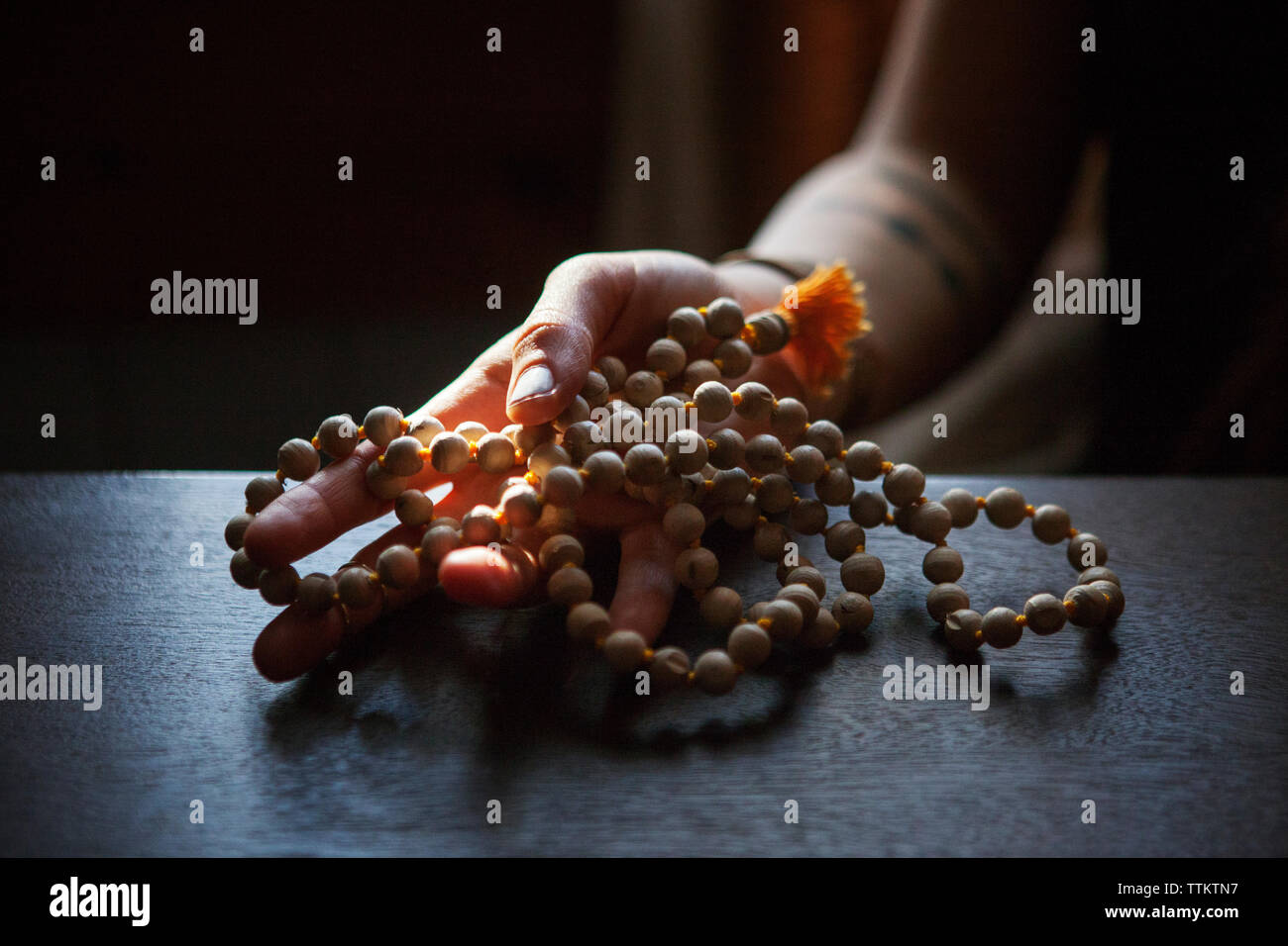 Old woman hand prayer beads hi-res stock photography and images - Alamy