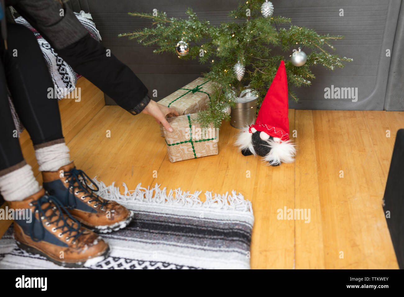 Woman and christmas tree hi-res stock photography and images - Alamy