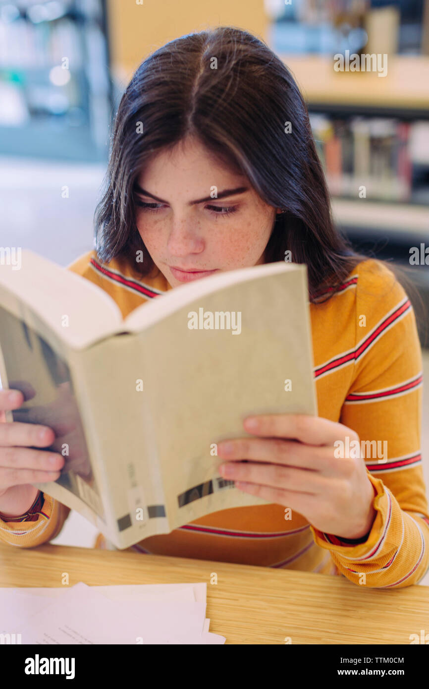 Woman reading book table hi-res stock photography and images - Alamy
