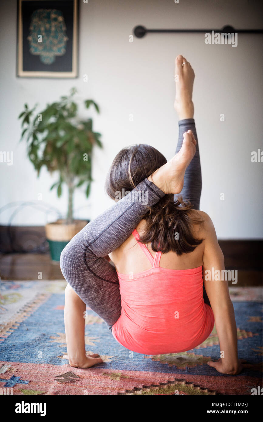 Yoga carpet hires stock photography and images Alamy