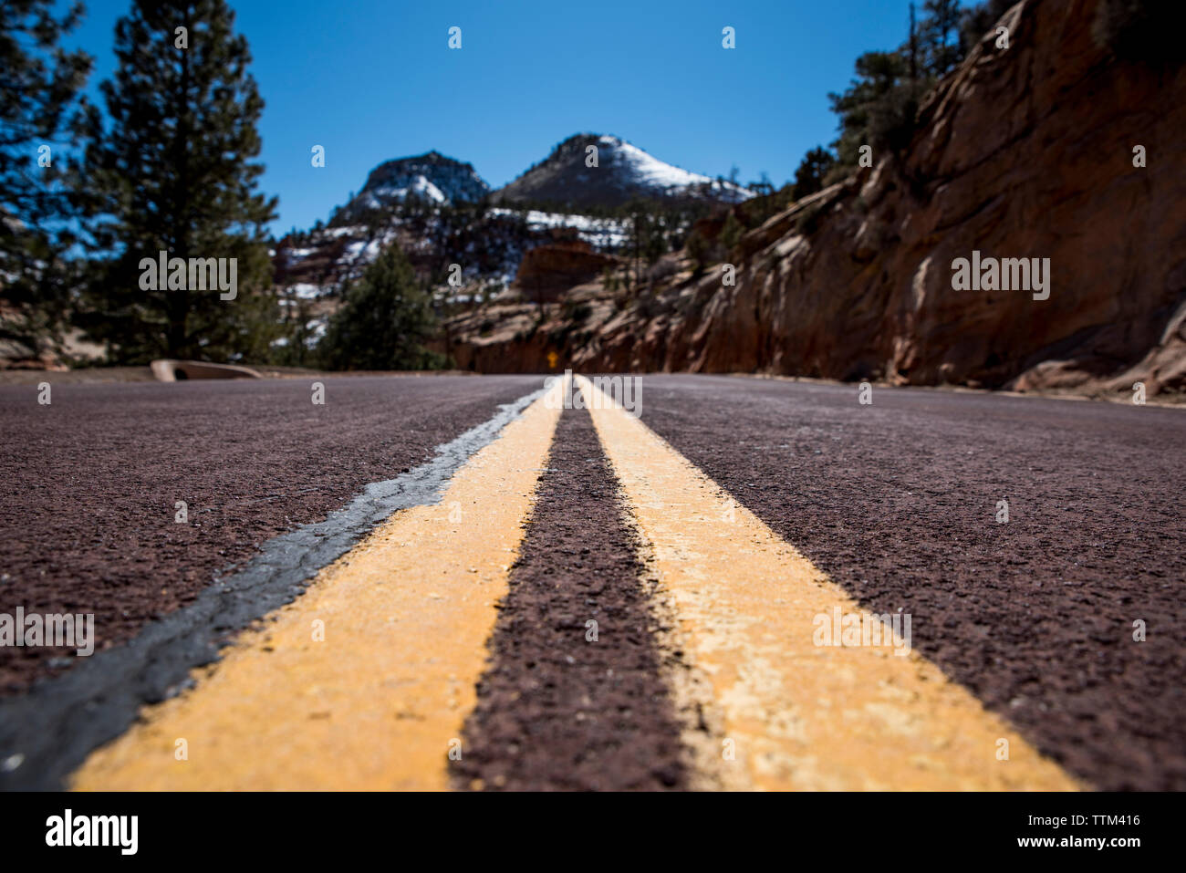 Double yellow lines road markings hi-res stock photography and images ...