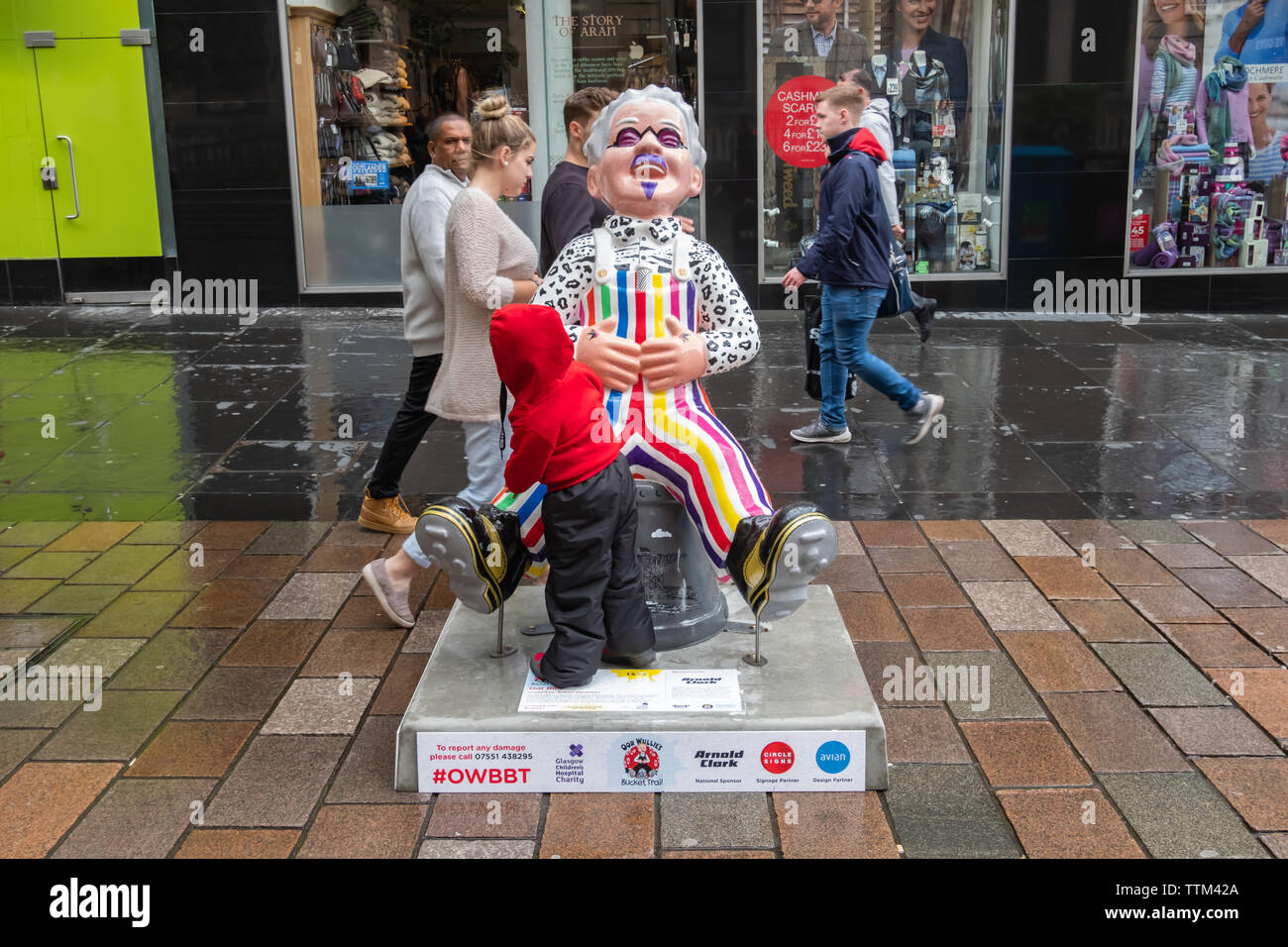 Glasgow, Scotland, UK. 17th June, 2019. Oor Billy, created by Robert Stevenson. This statue is a tribute to Glasgow comedy legend Billy Connolly. It depicts his life from his early days working in the Glasgow shipyards, to his boots from the 1970's and dungarees from the 1980's. His shirt is based on his appearance in 'An audience with...' from 1985. his purple beard and moustache from the early noughties and the purple tined glasses he wears today. The sculpture is part of Oor Wullie’s BIG Bucket Trail. Credit: Skully/Alamy Live News Stock Photo