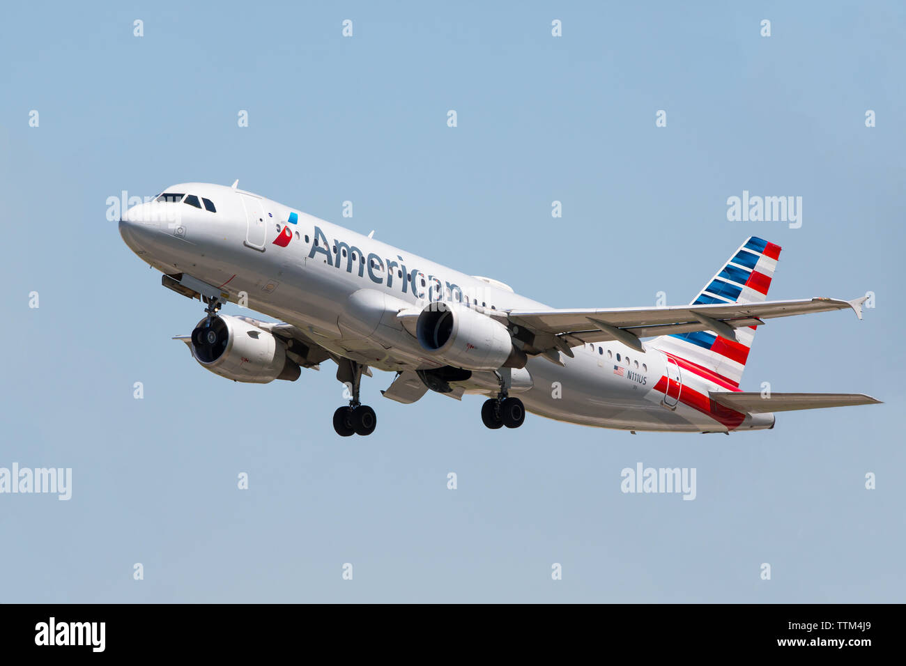 AMERICAN AIRLINES AIRBUS エアバス A320 An American Airlines Airbus A320 in flight shortly after