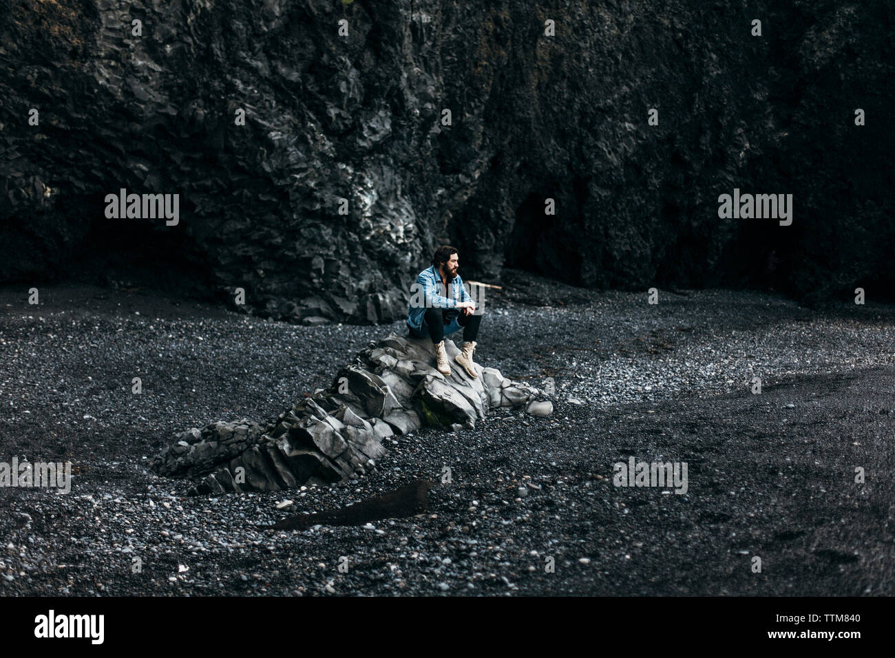 Old man sitting on rock hi-res stock photography and images - Alamy