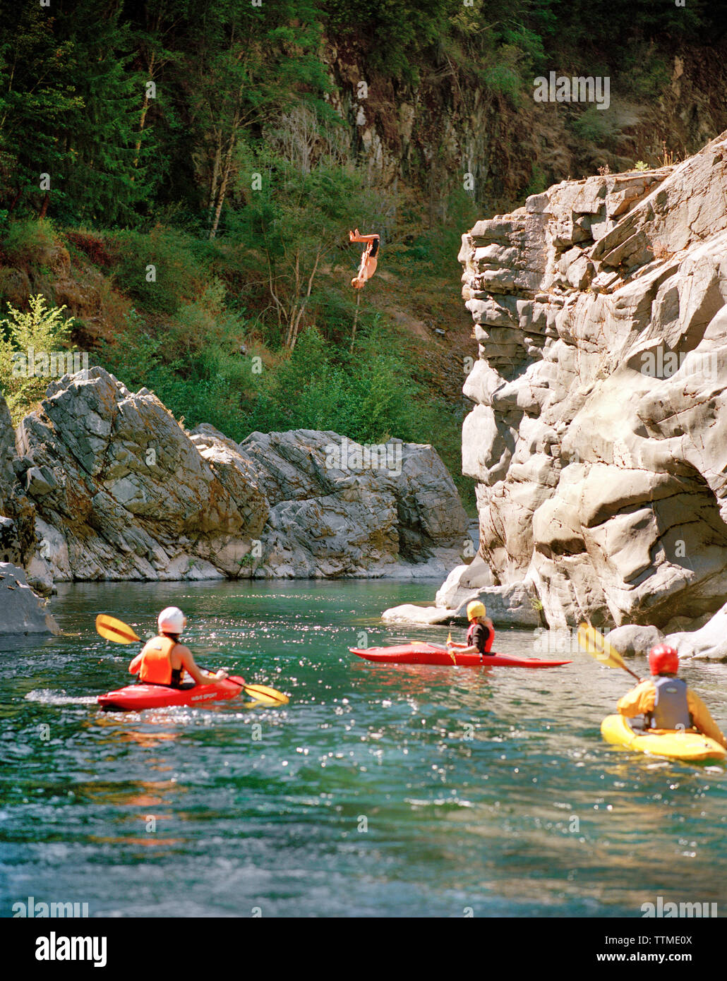 USA, California, Forks of Salmon, people kayaking and diving off cliffs
