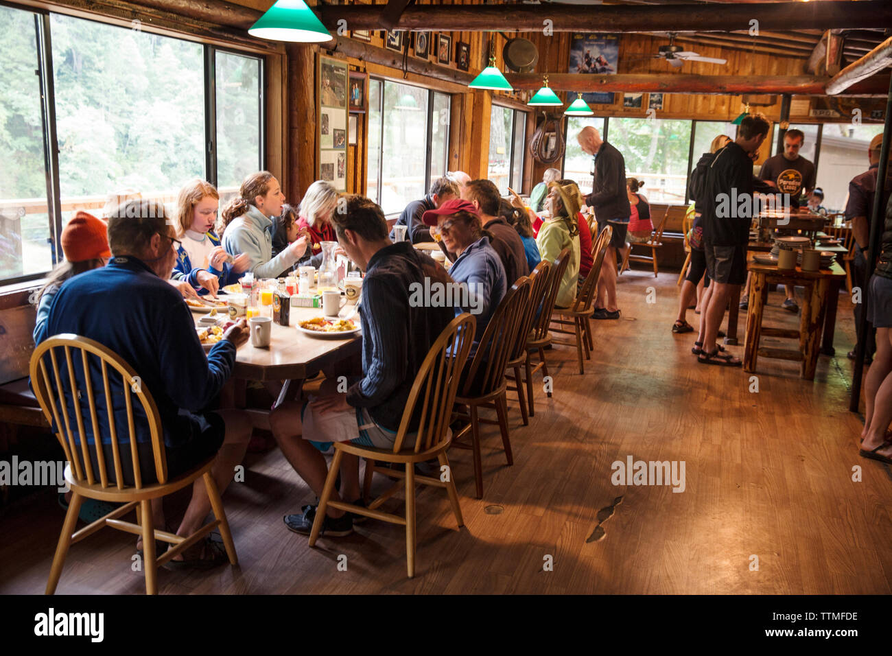 USA, Oregon, Wild and Scenic Rogue River in the Medford District, guest enjoy breakfast at the Paradise Lodge Stock Photo