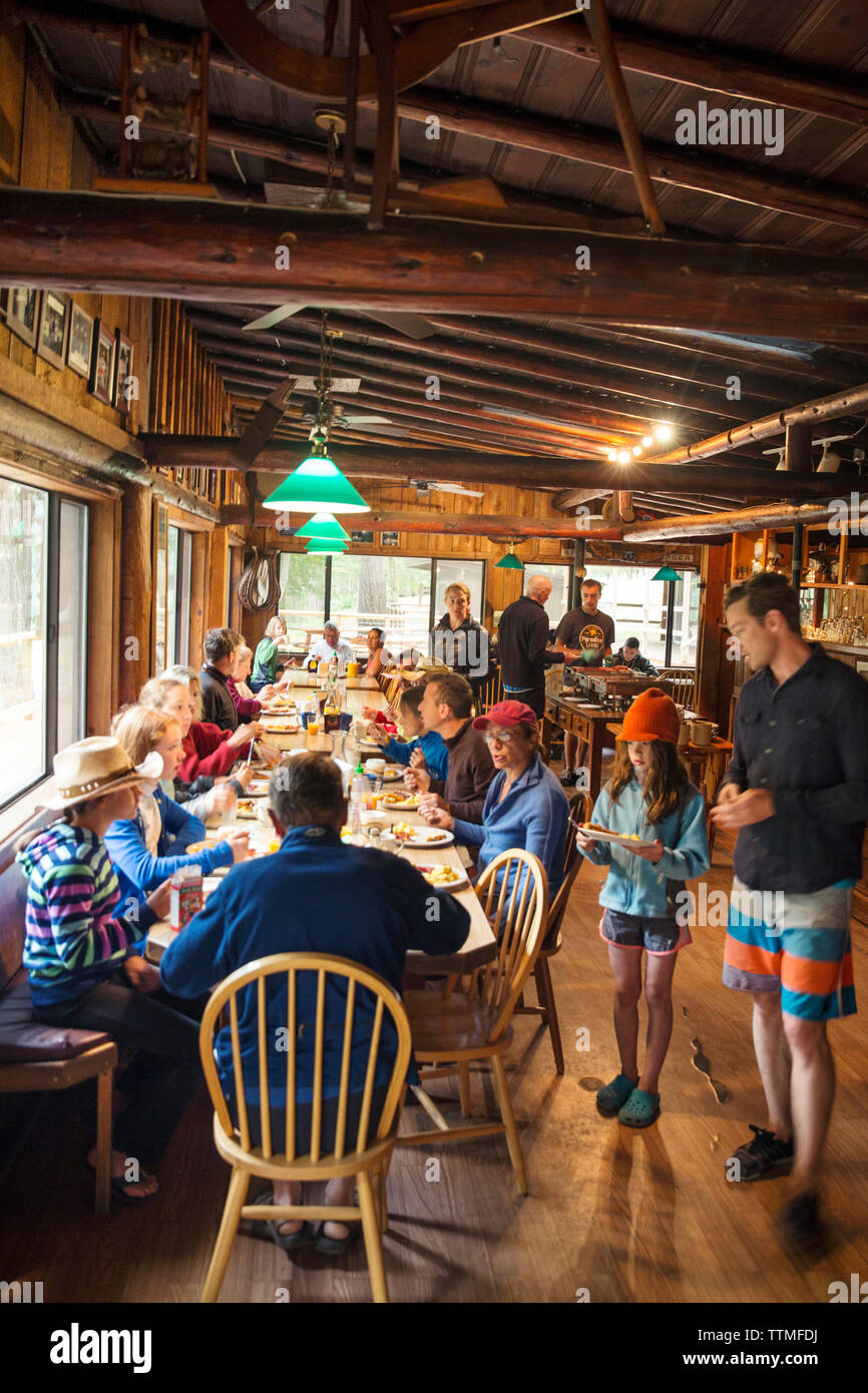 USA, Oregon, Wild and Scenic Rogue River in the Medford District, guest enjoy breakfast at the Paradise Lodge Stock Photo