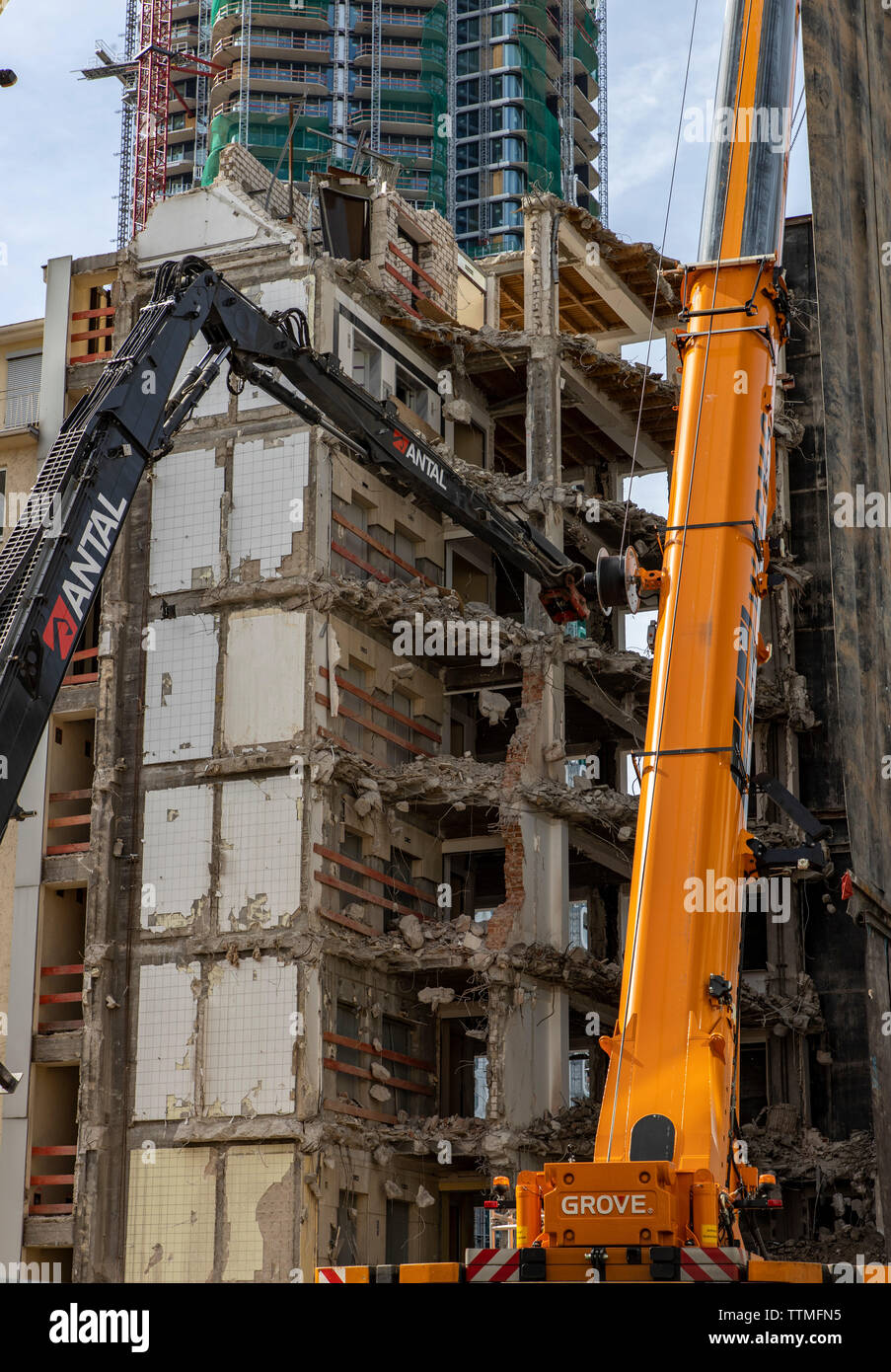 Frankfurt Am Main Demolition Of A Building Behind It The Shell Of A New Skyscraper Stock Photo Alamy