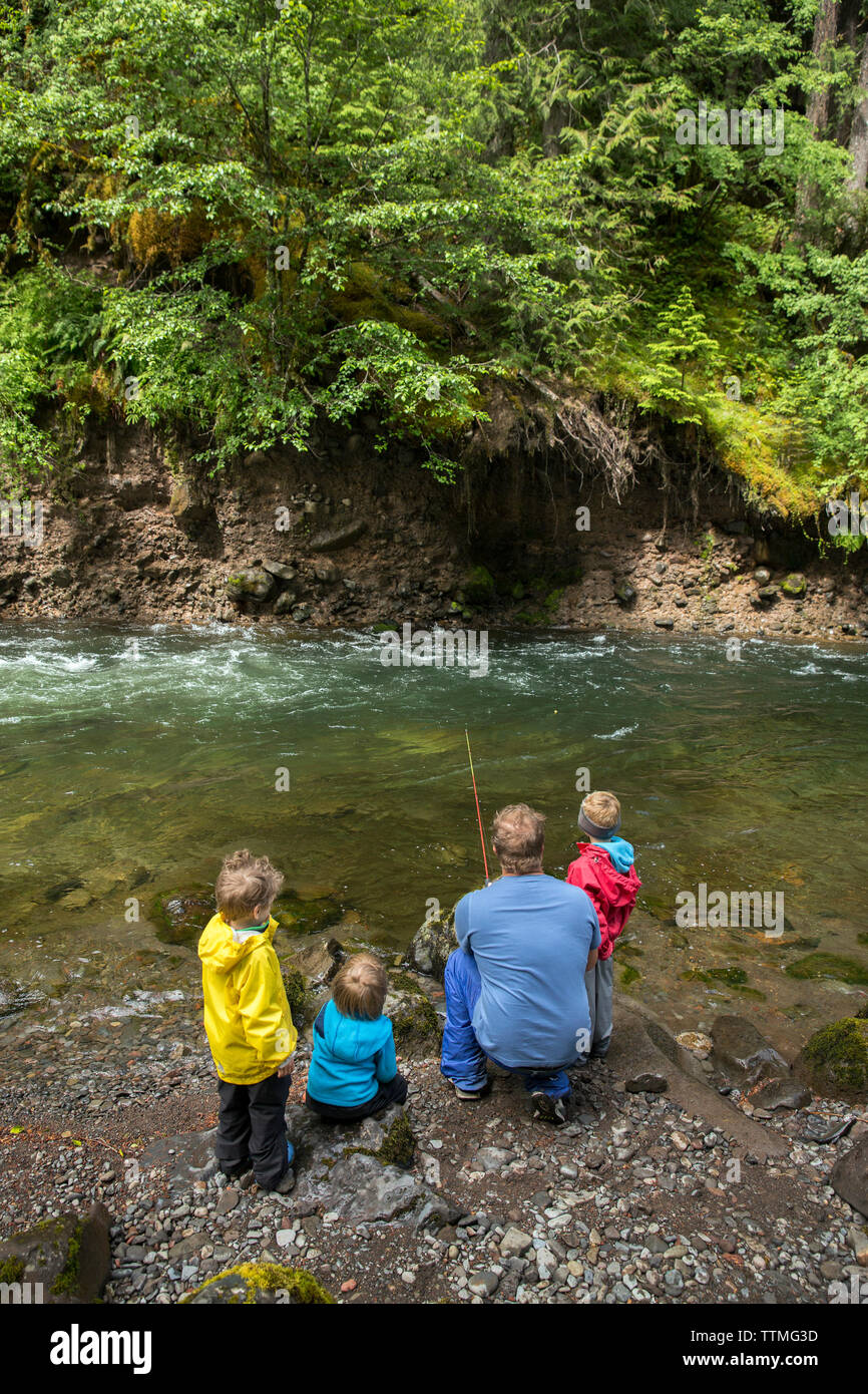 USA, Oregon, Santiam River, Brown Cannon, young boys learning how to fish on the Santiam River in the Willamete National Forest Stock Photo