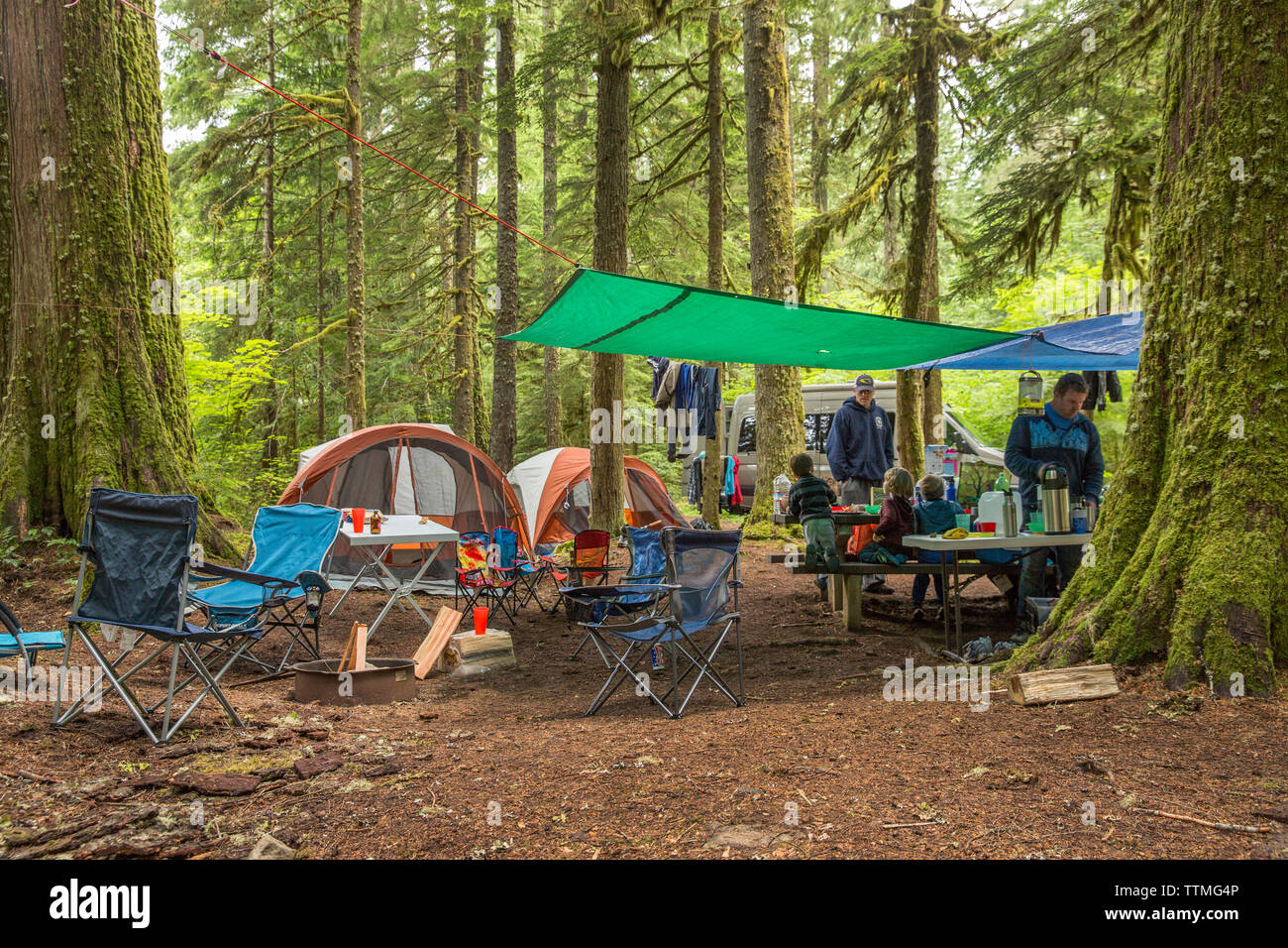 USA, Oregon, Santiam River, Brown Cannon, young boys eating breakfast in a campground near the Santiam River in the Willamete National Forest Stock Photo