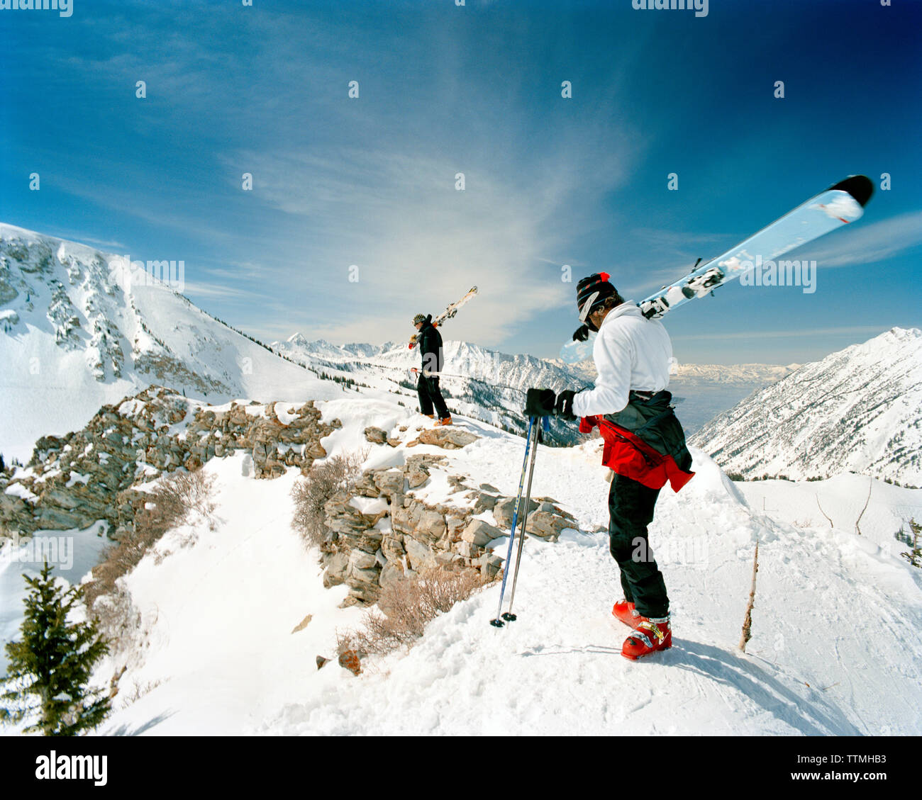USA, Utah, skiers with skis at the top of Eddie's High Nowhere, Alta