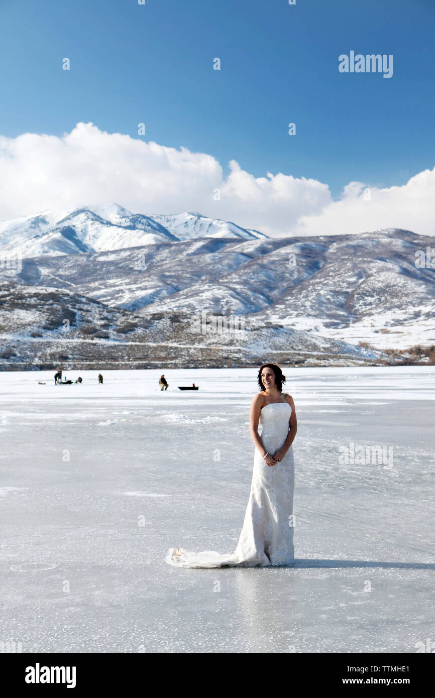 USA, Utah, Midway, Brooke an ice fishing bride has her wedding photos taken  on the ice at Deer Creek Reservoir Stock Photo - Alamy