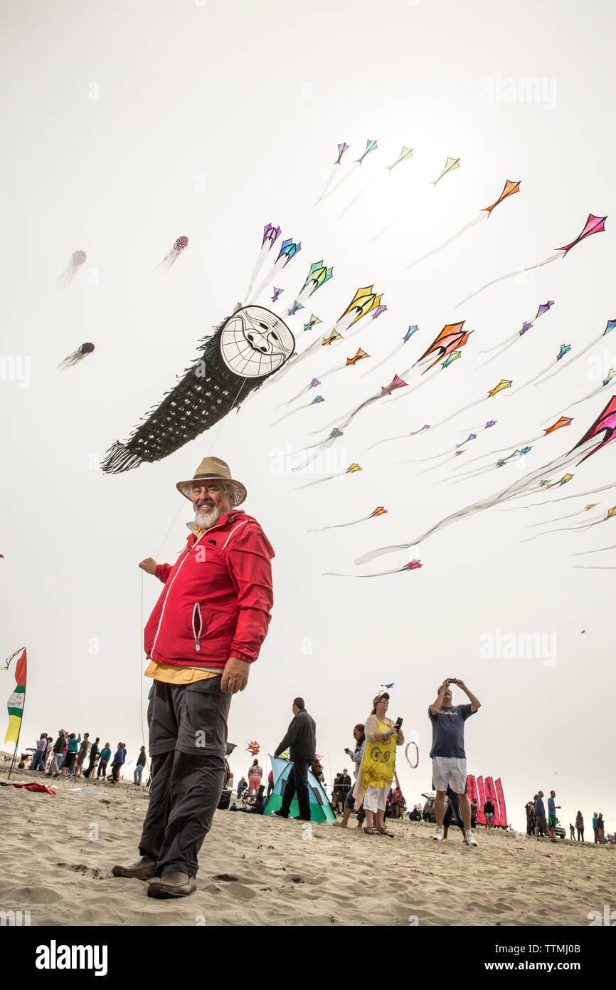 USA, Washington State, Long Beach Peninsula, Ron Gibian with his bearded man face kite at the International Kite Festival, Ron is a member of the Phoe Stock Photo
