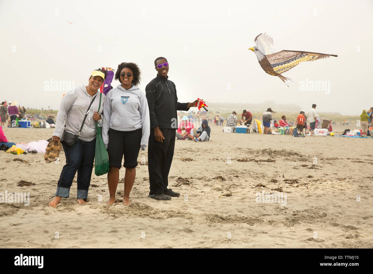 USA, Washington State, Long Beach Peninsula, International Kite Festival, Seattle family at the