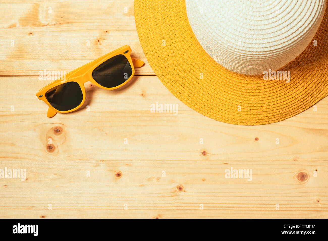 Straw hat and sunglasses in summer holiday concept, top view flat lay ...