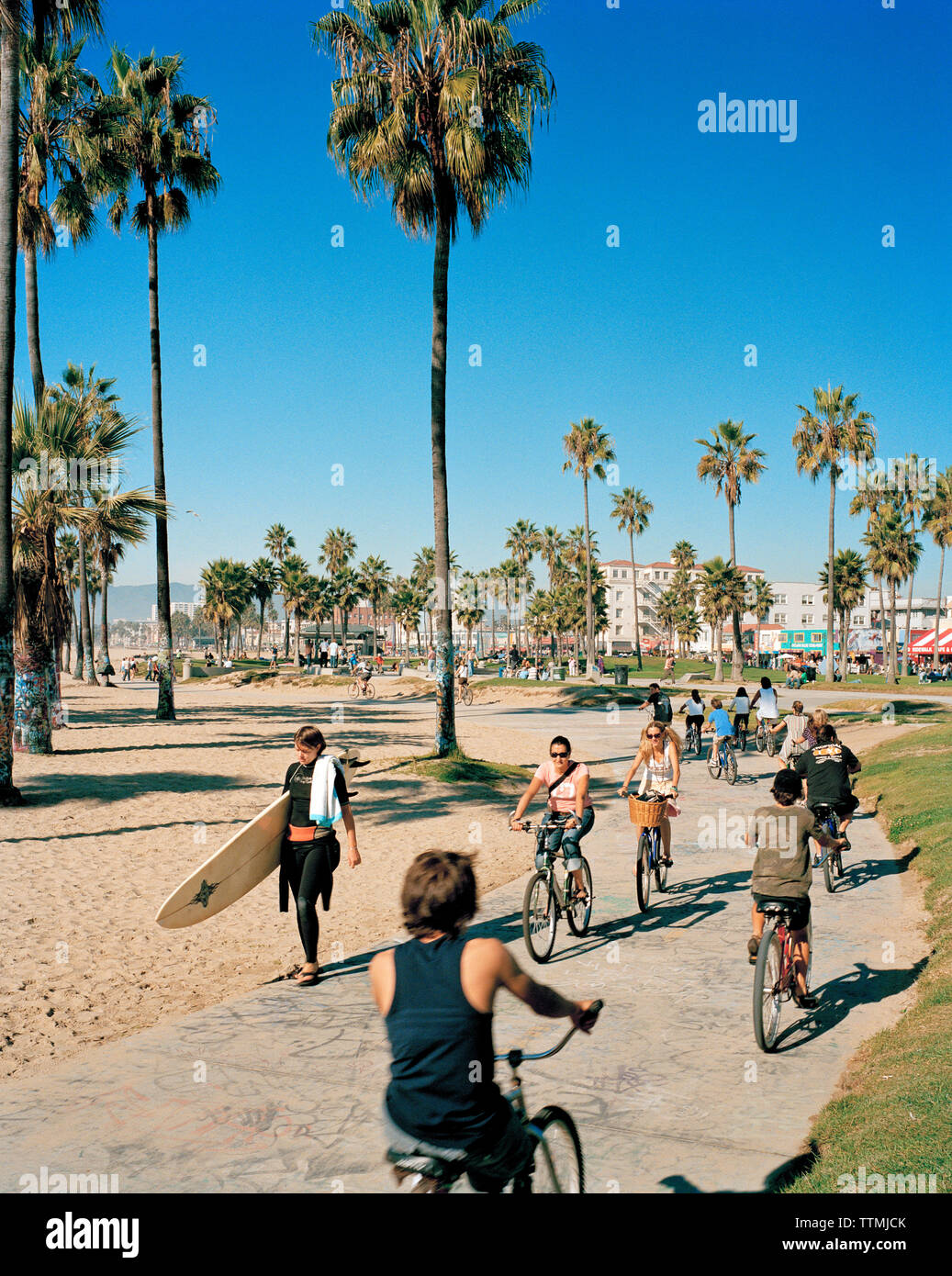 USA, California, Los Angeles, Venice Beach, surfers and bikers on the Venice Beach Boardwalk Stock Photo