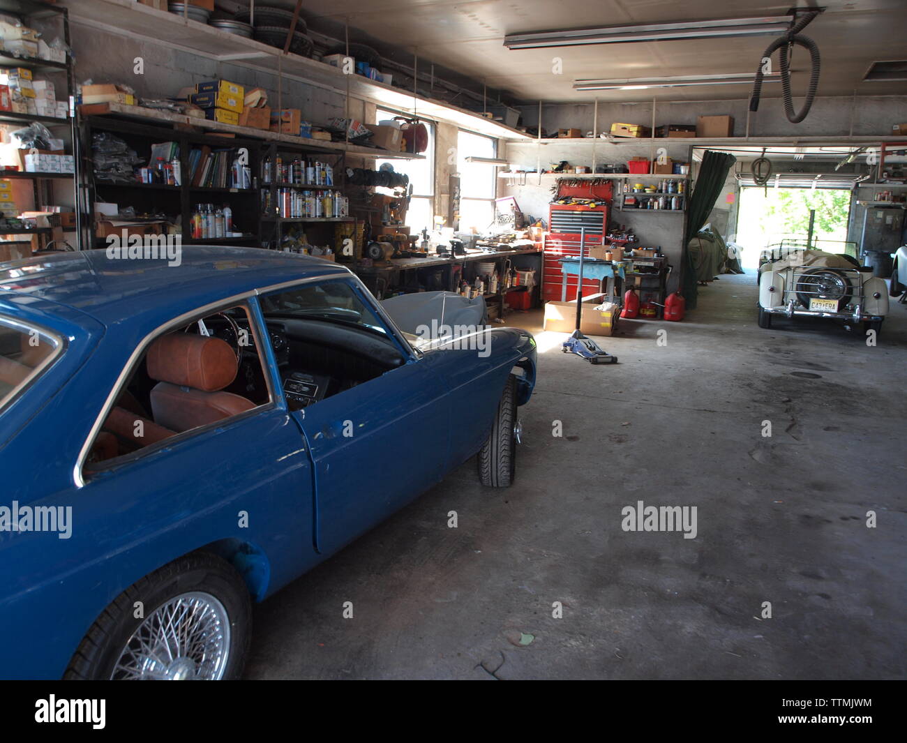 Cars Garage Repair Stock Photos & Cars Garage Repair Stock Images Alamy