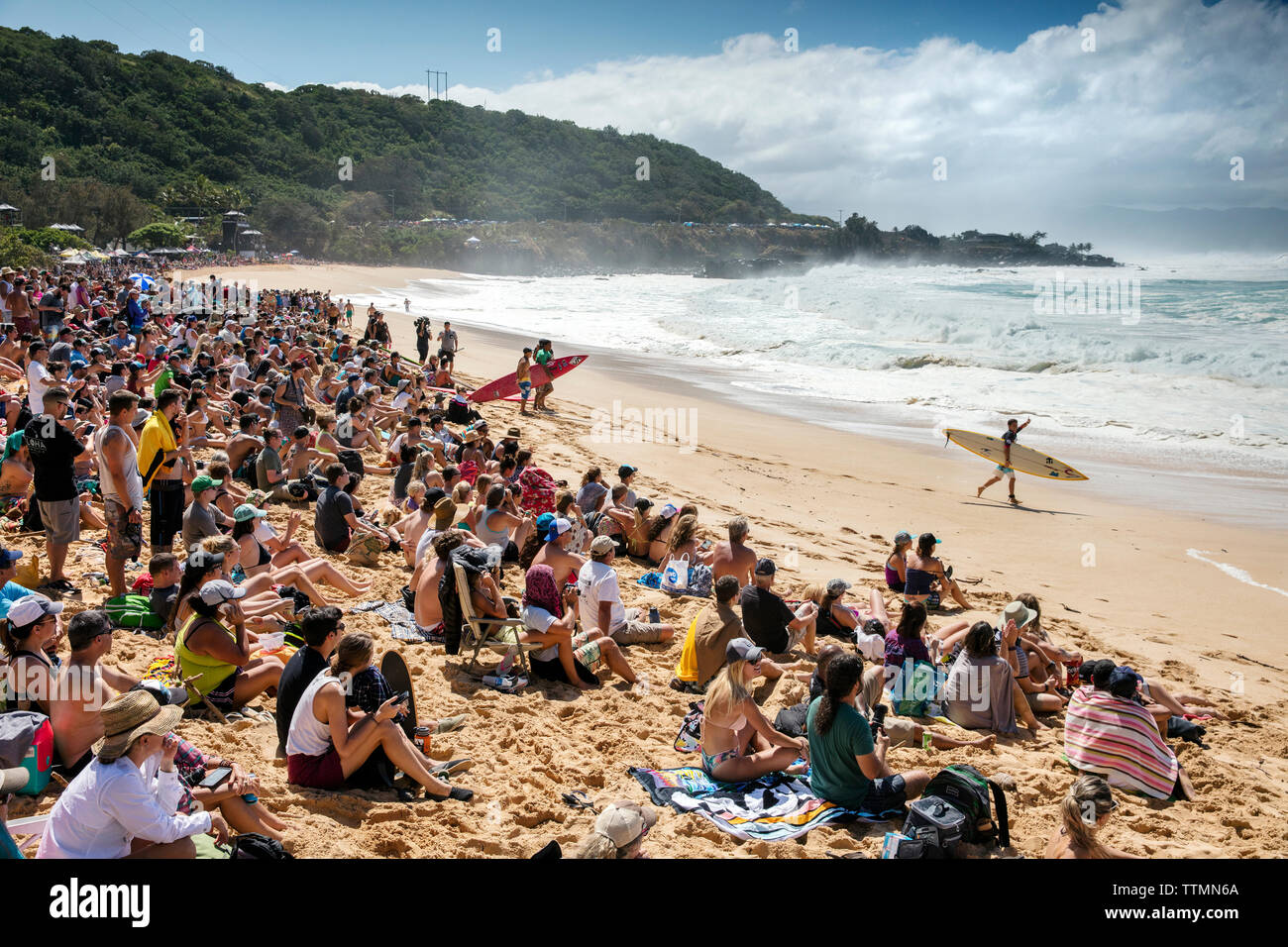 HAWAII, Oahu, North Shore, Eddie Aikau, 2016, spectators watching the Eddie Aikau 2016 big wave surf competition, Waimea Bay Stock Photo