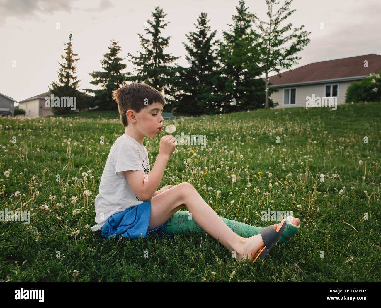 Leg cast boy hi-res stock photography and images - Alamy