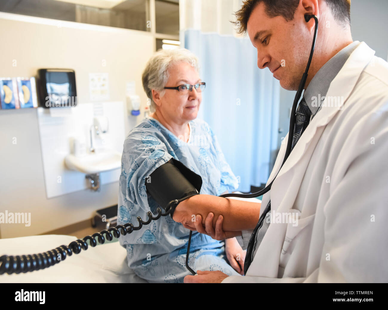 Doctor taking blood pressure hi-res stock photography and images - Alamy
