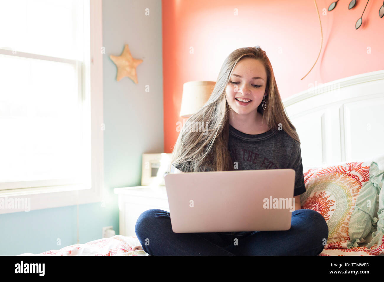 Laptop home bed hi-res stock photography and images - Alamy