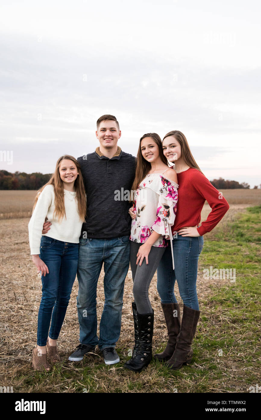 family of 4 | Photography poses family, Family portrait poses, Family  picture poses