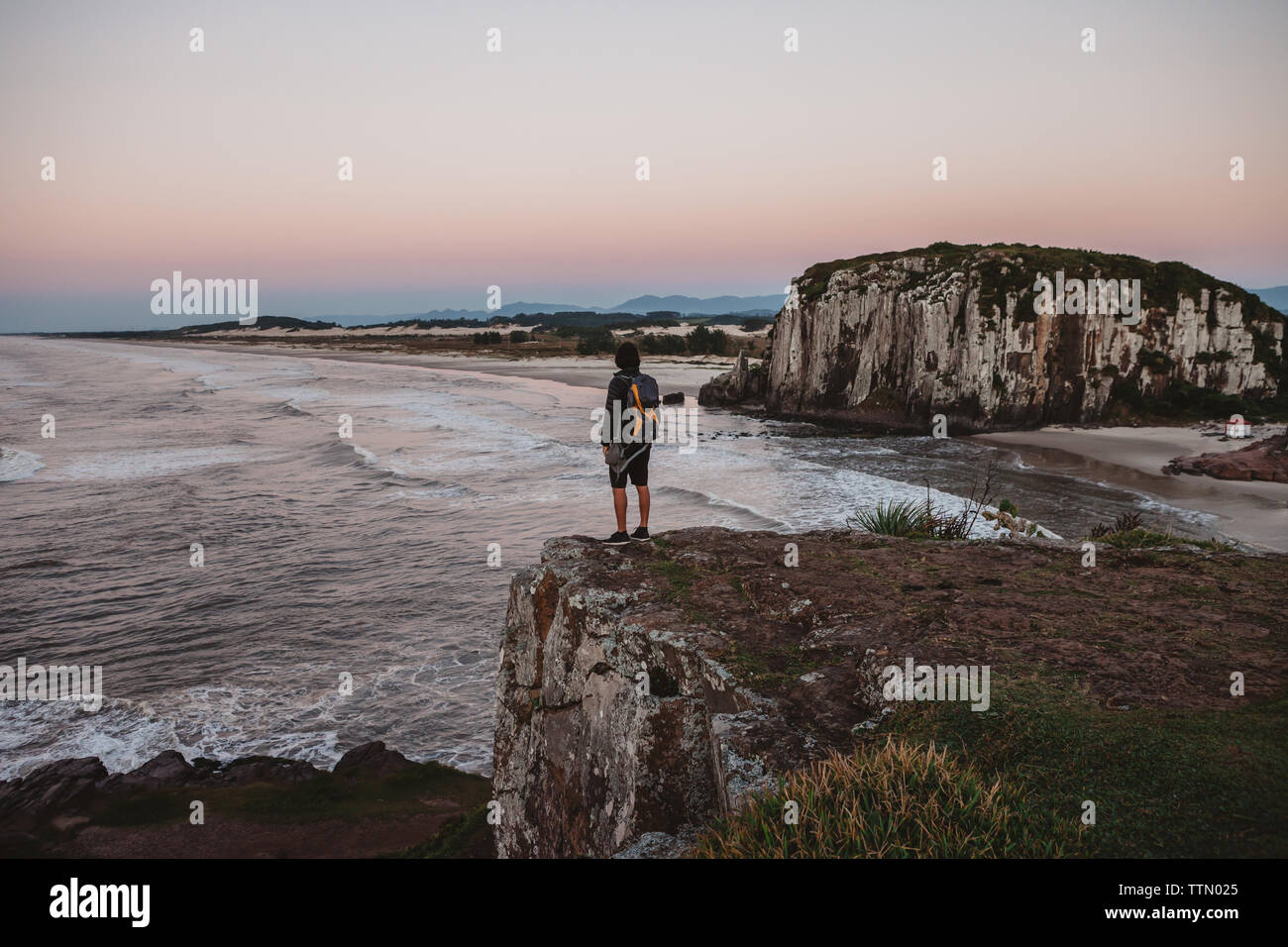 Male rear view standing beach hi-res stock photography and images - Alamy