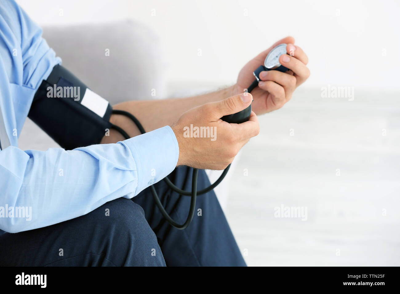 PARIS, FRANCE - OCT 30, 2018: Man holding new Omron Evolv Bluetooth  Wireless Upper Arm Blood Pressure Monitor against white background Stock  Photo - Alamy