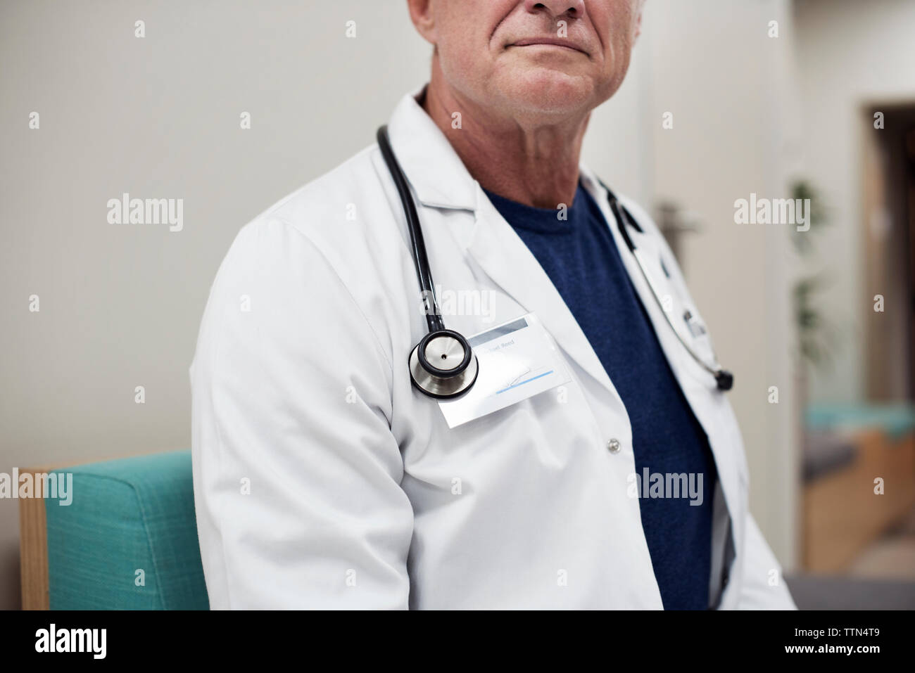 Doctor sitting senior hospital hi-res stock photography and images - Alamy