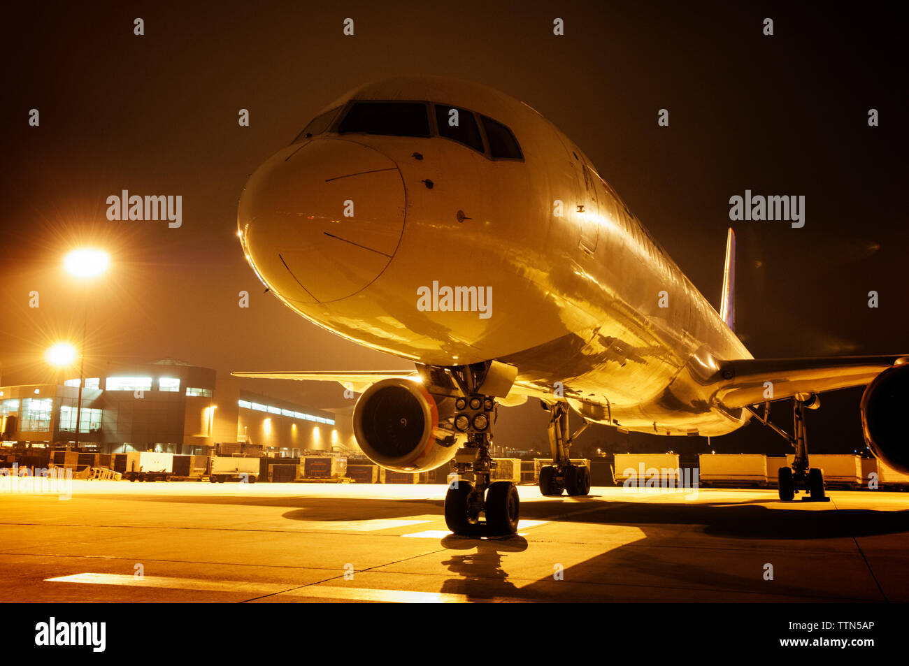 Airport runway night hires stock photography and images Alamy