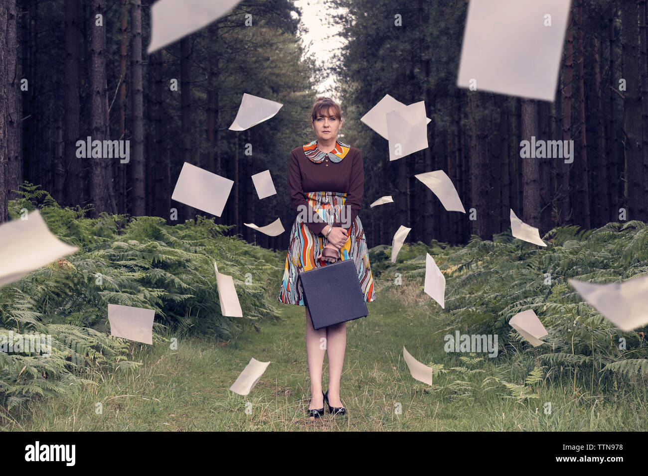 Papers falling hi-res stock photography and images - Alamy