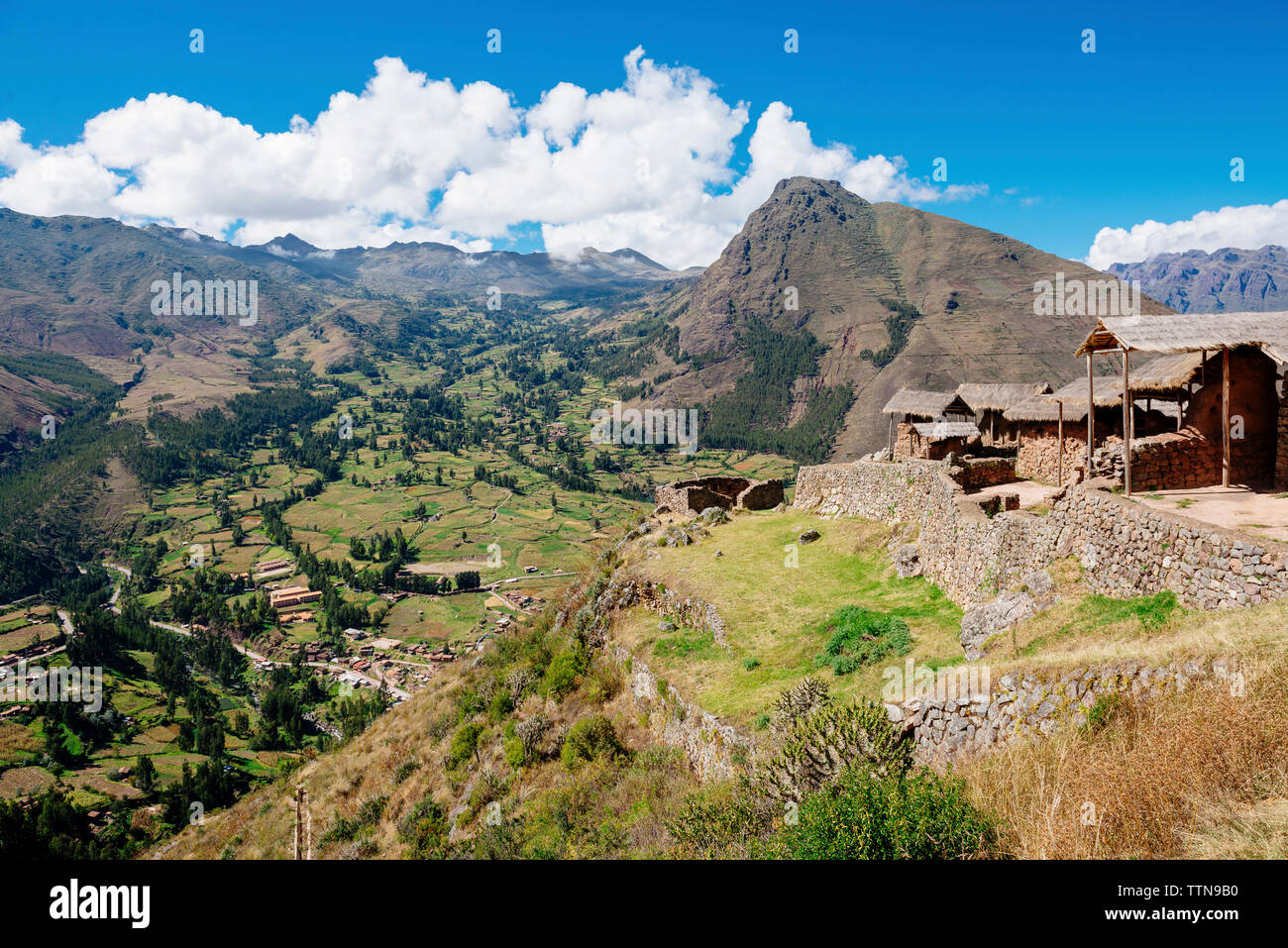 Scenic sky valley hi-res stock photography and images - Alamy