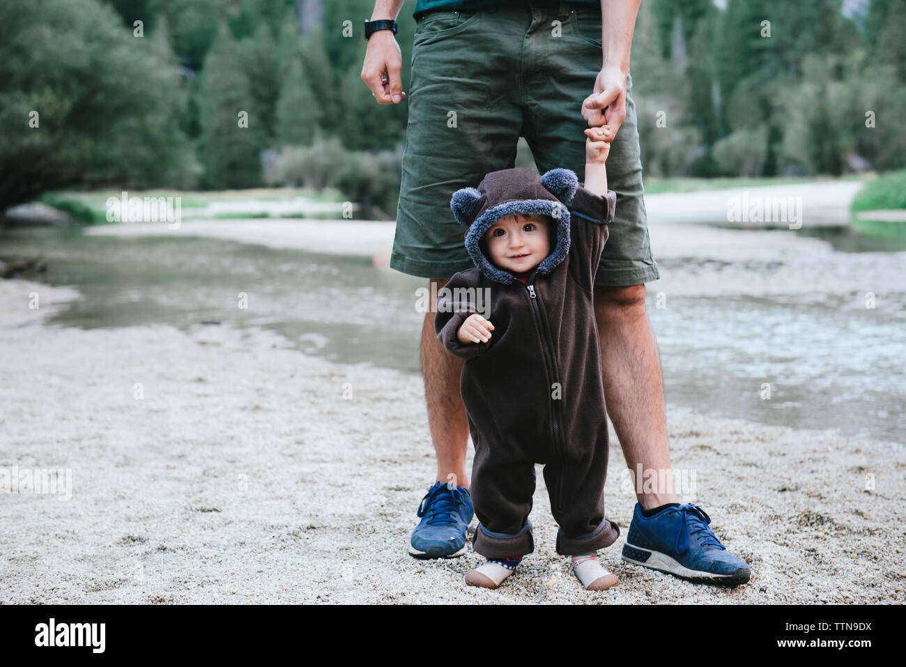 Father daughter holding hands hi-res stock photography and images - Alamy