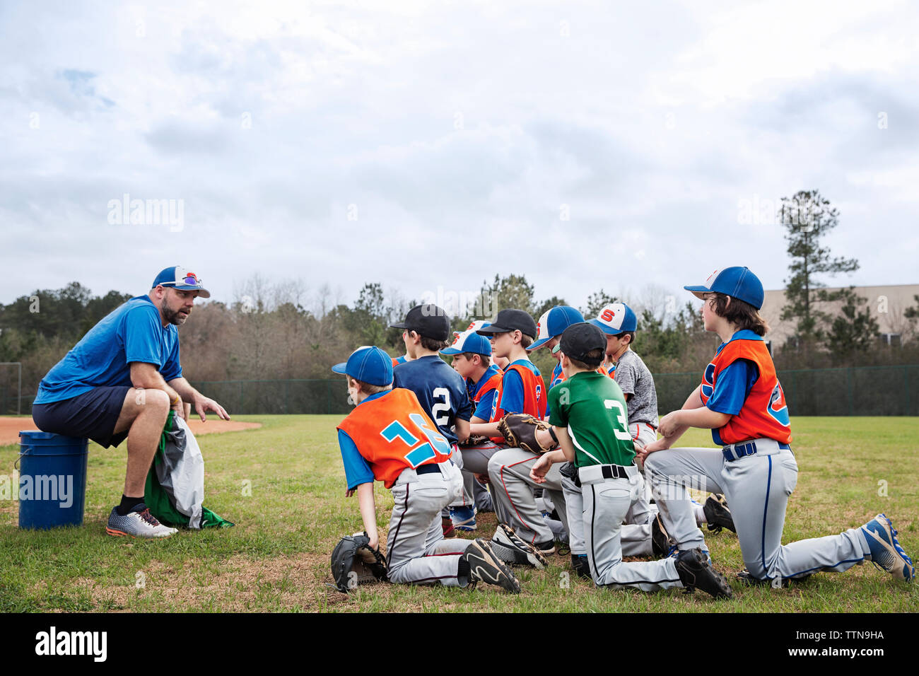 Boys baseball uniforms hires stock photography and images Alamy