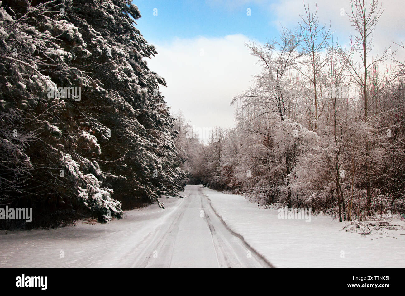 Empty road covered in snow hi-res stock photography and images - Alamy