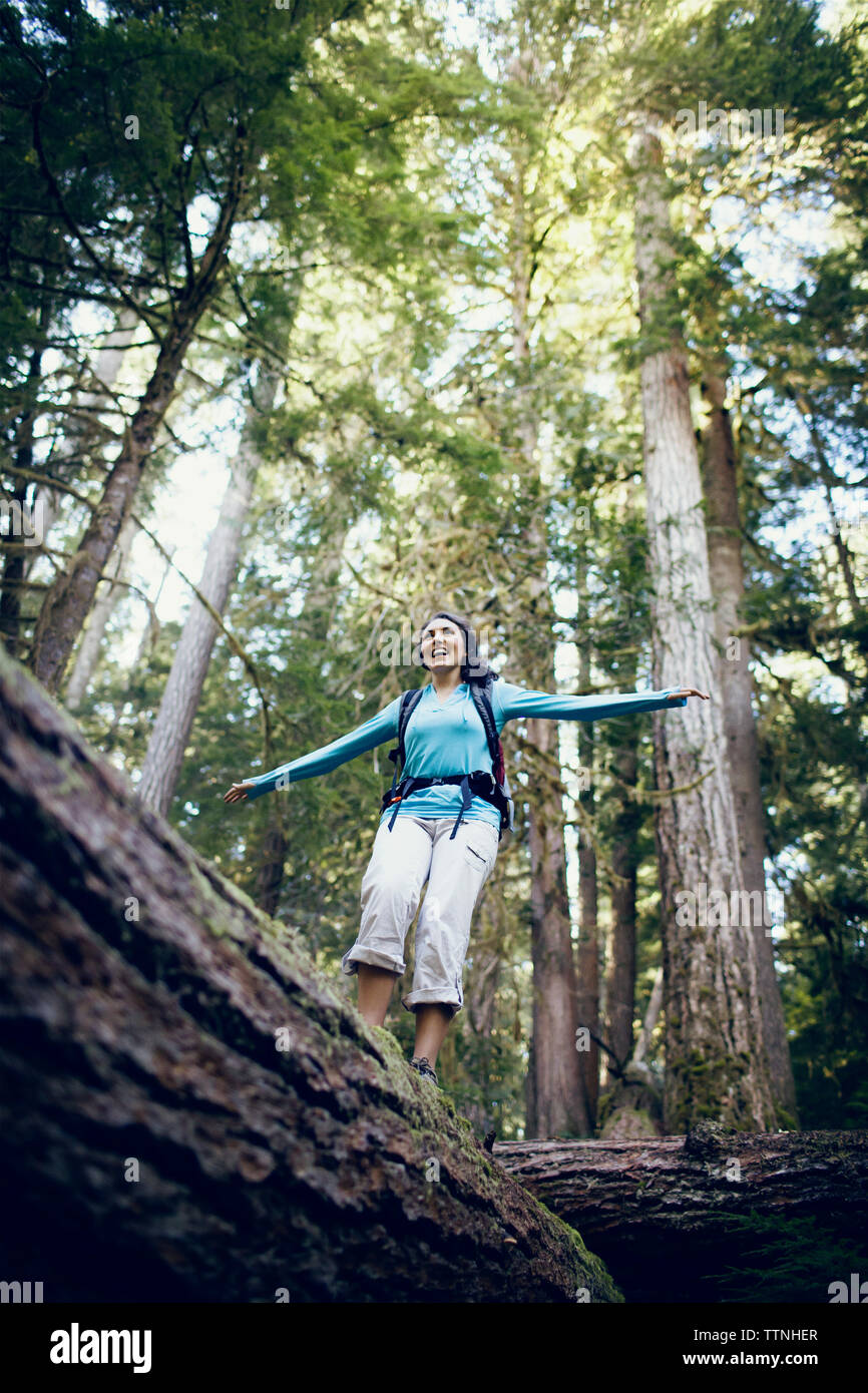 Adult Female Log Balancing Hi Res Stock Photography And Images Alamy